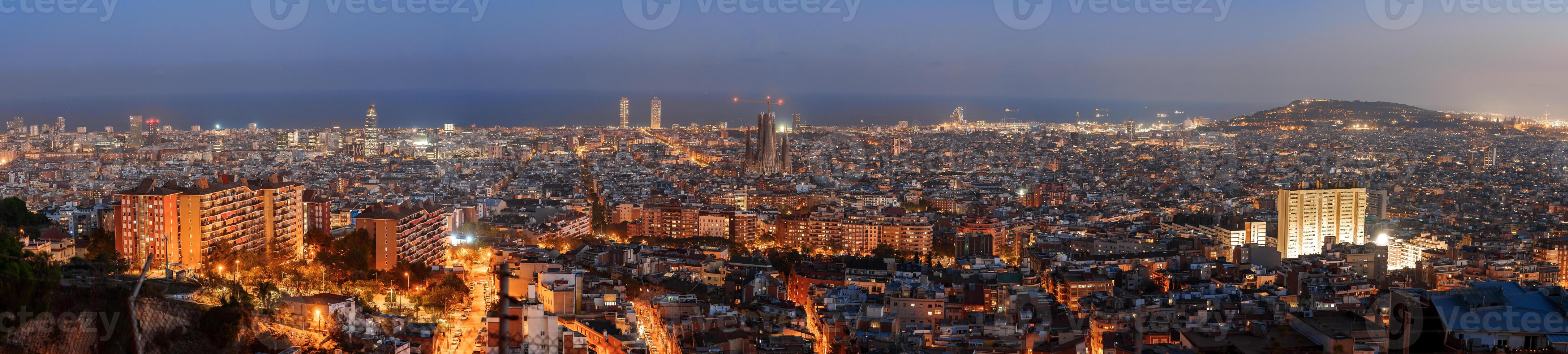 barcelonas urban nights en se av stad lampor och de skymning horisont. foto