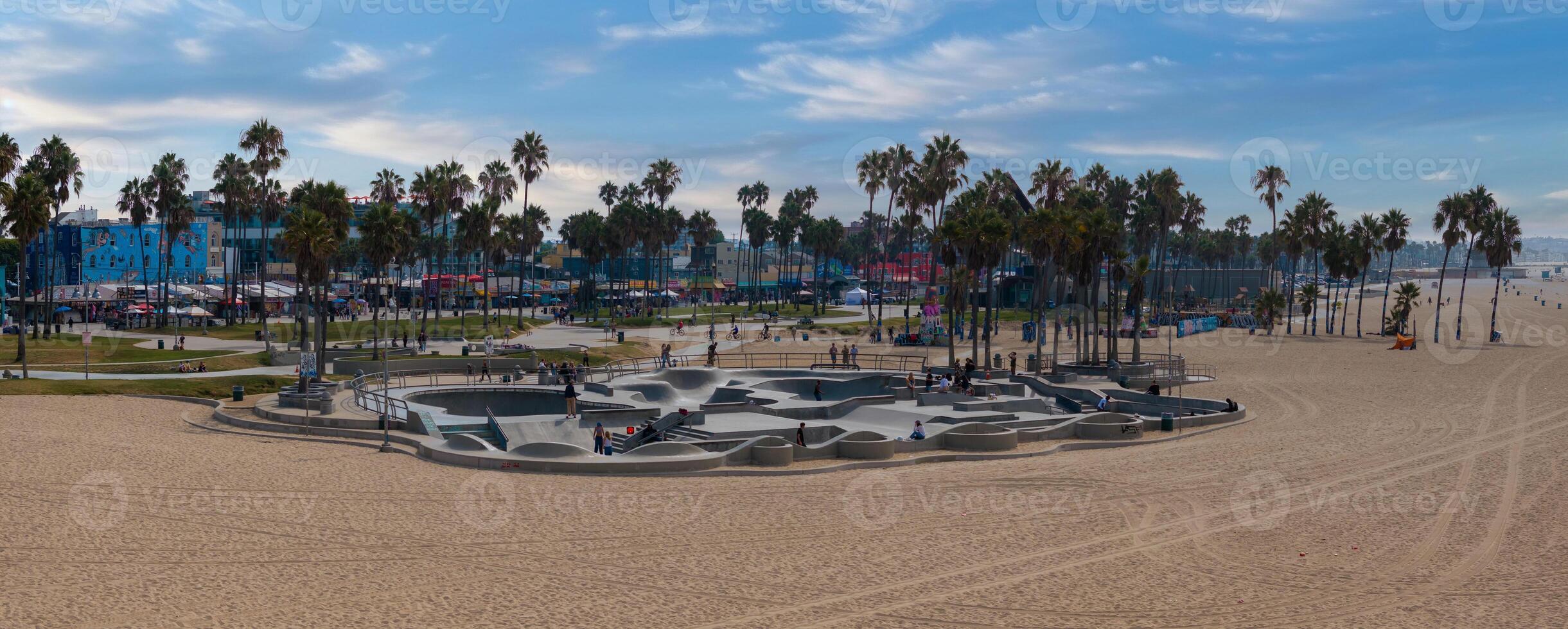 skridsko styrelse parkera i Venedig strand på solnedgång, Kalifornien, USA foto