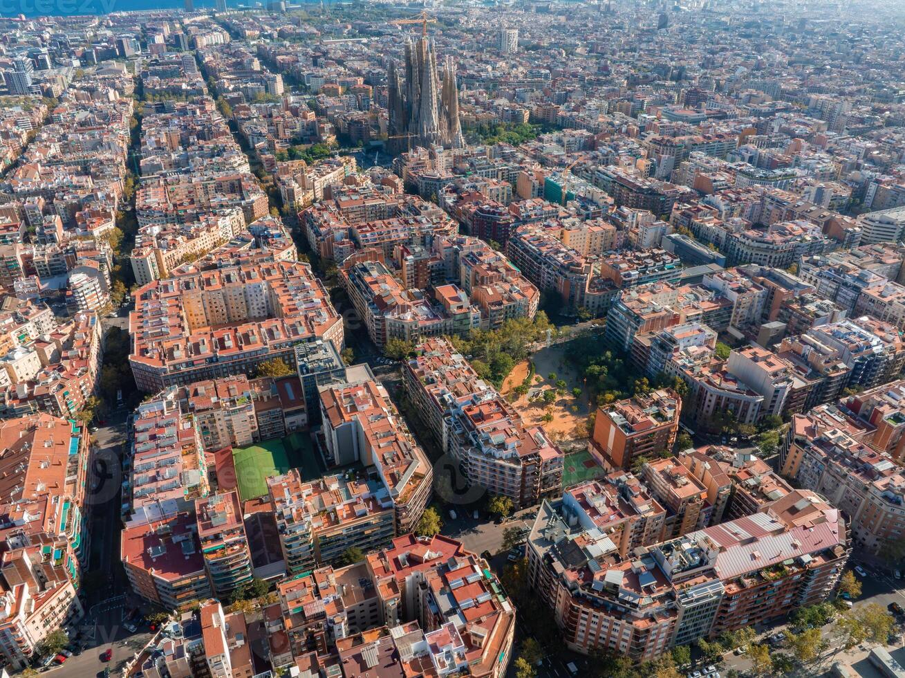 antenn se av barcelona stad horisont och sagrada familia katedral på solnedgång foto