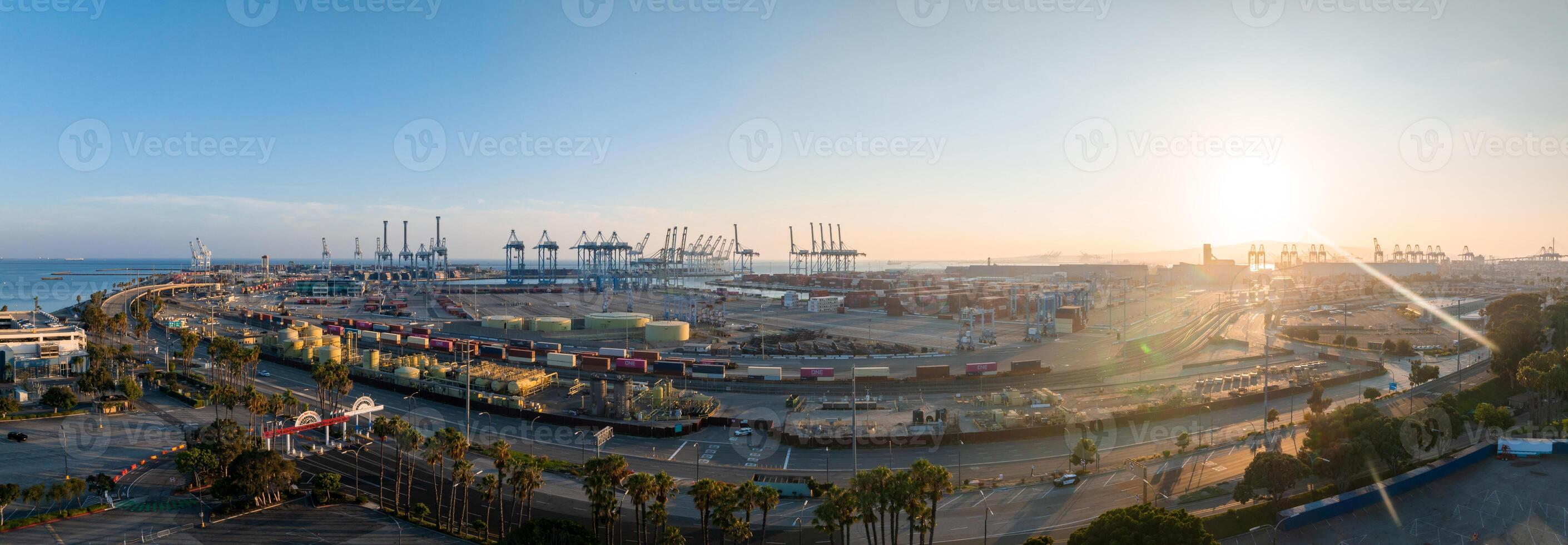 tusentals av frakt behållare i de hamn av lång strand nära los angeles Kalifornien. foto