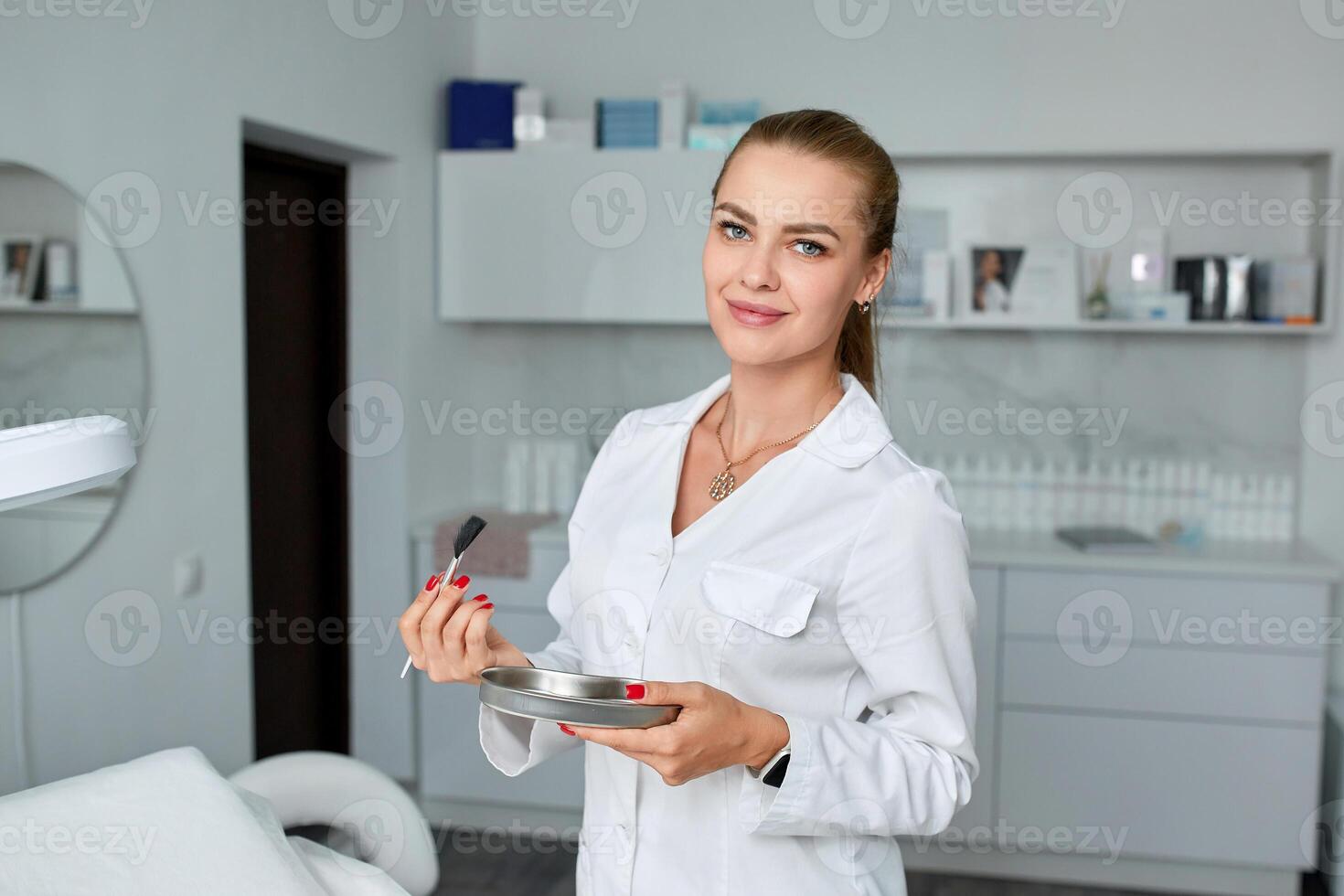 samråd i kosmetologi klinik. kvinna skönhet läkare i vit täcka och svart handskar korsade händer. sjukvård begrepp. foto