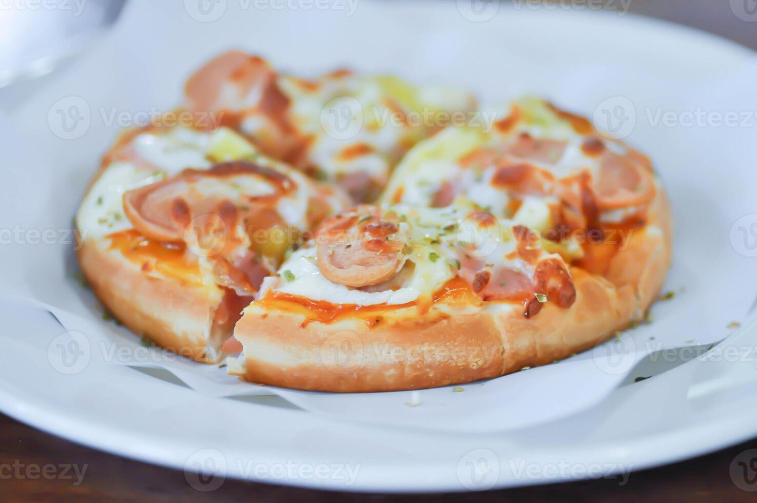 pizza , korv pizza eller hawaiian pizza eller italiensk pizza eller pizza bröd foto