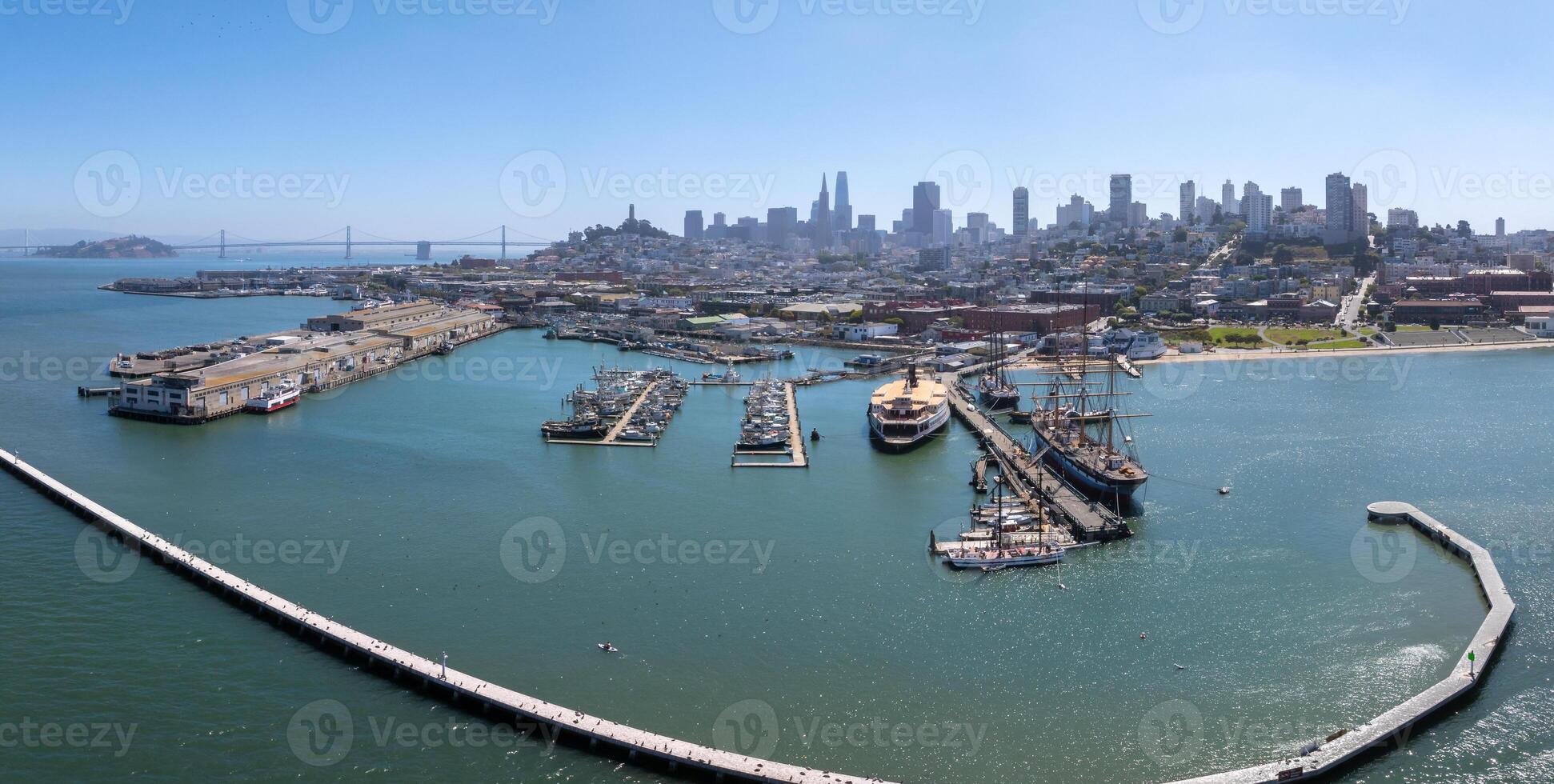 san francisco färja byggnad, hamn av san francisco, Kalifornien. blå solig himmel. foto