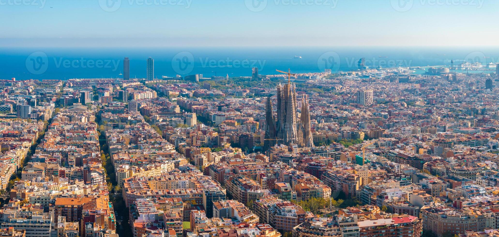 antenn se av barcelona stad horisont och sagrada familia katedral på solnedgång foto