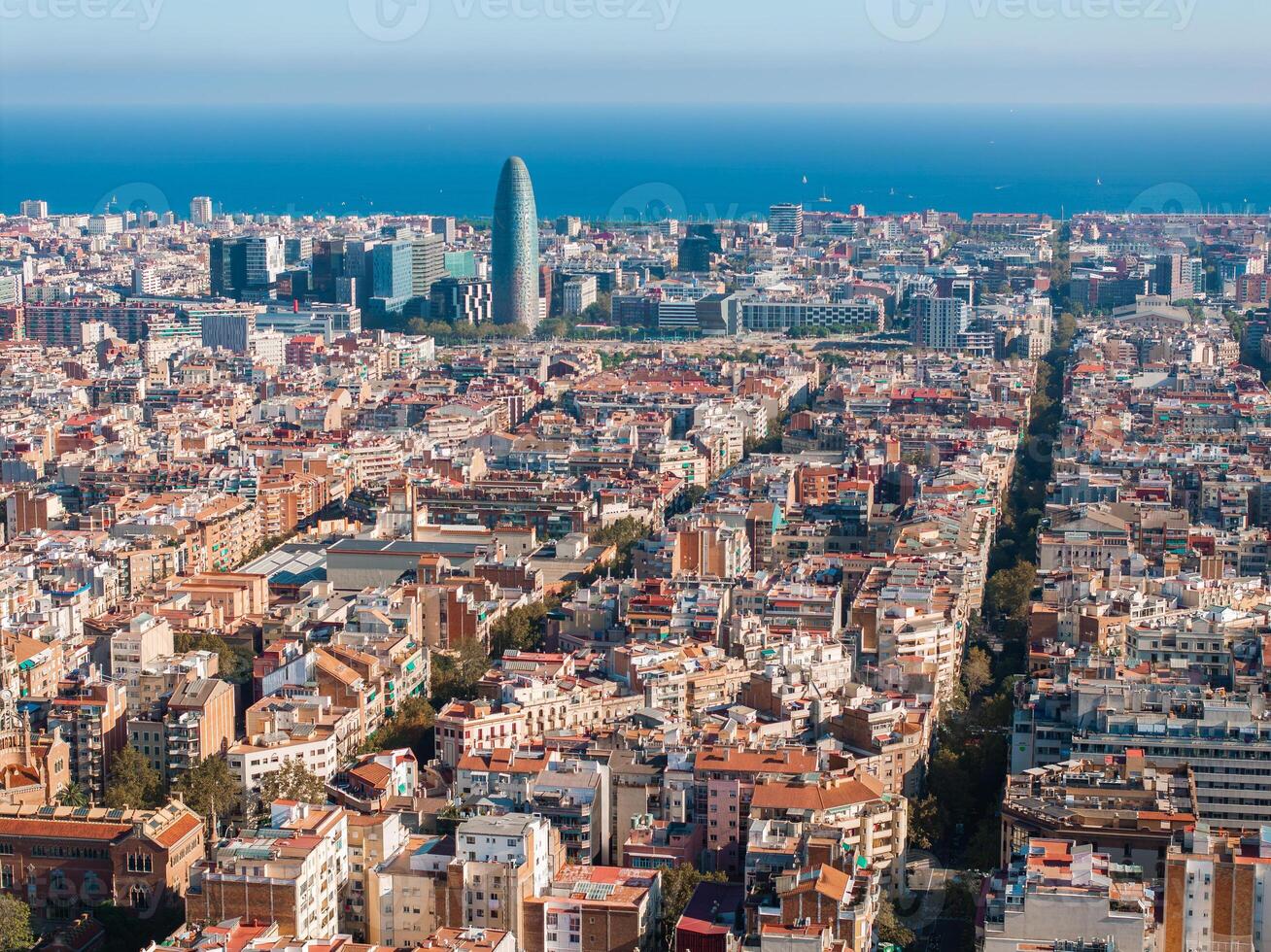 antenn se av barcelona stad horisont på solnedgång. foto