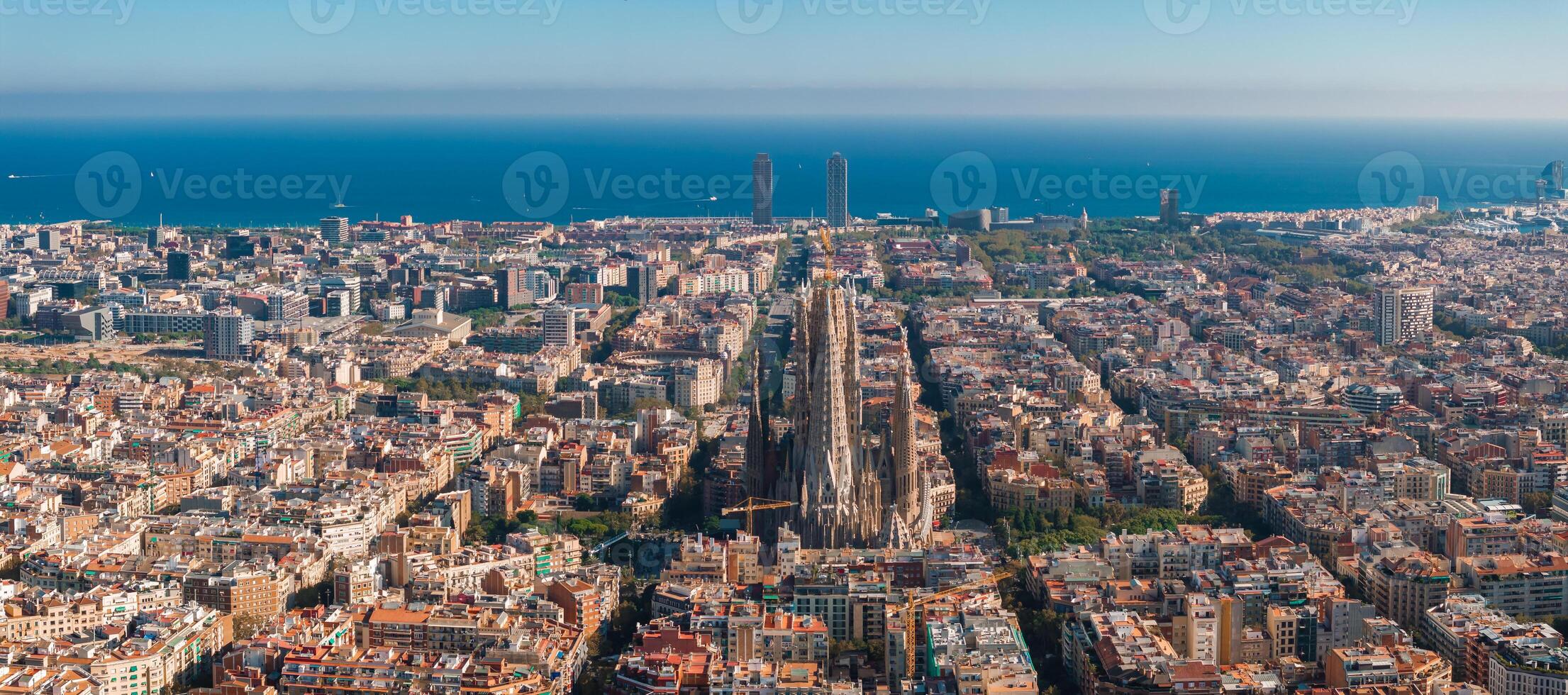 antenn se av barcelona stad horisont och sagrada familia katedral på solnedgång foto