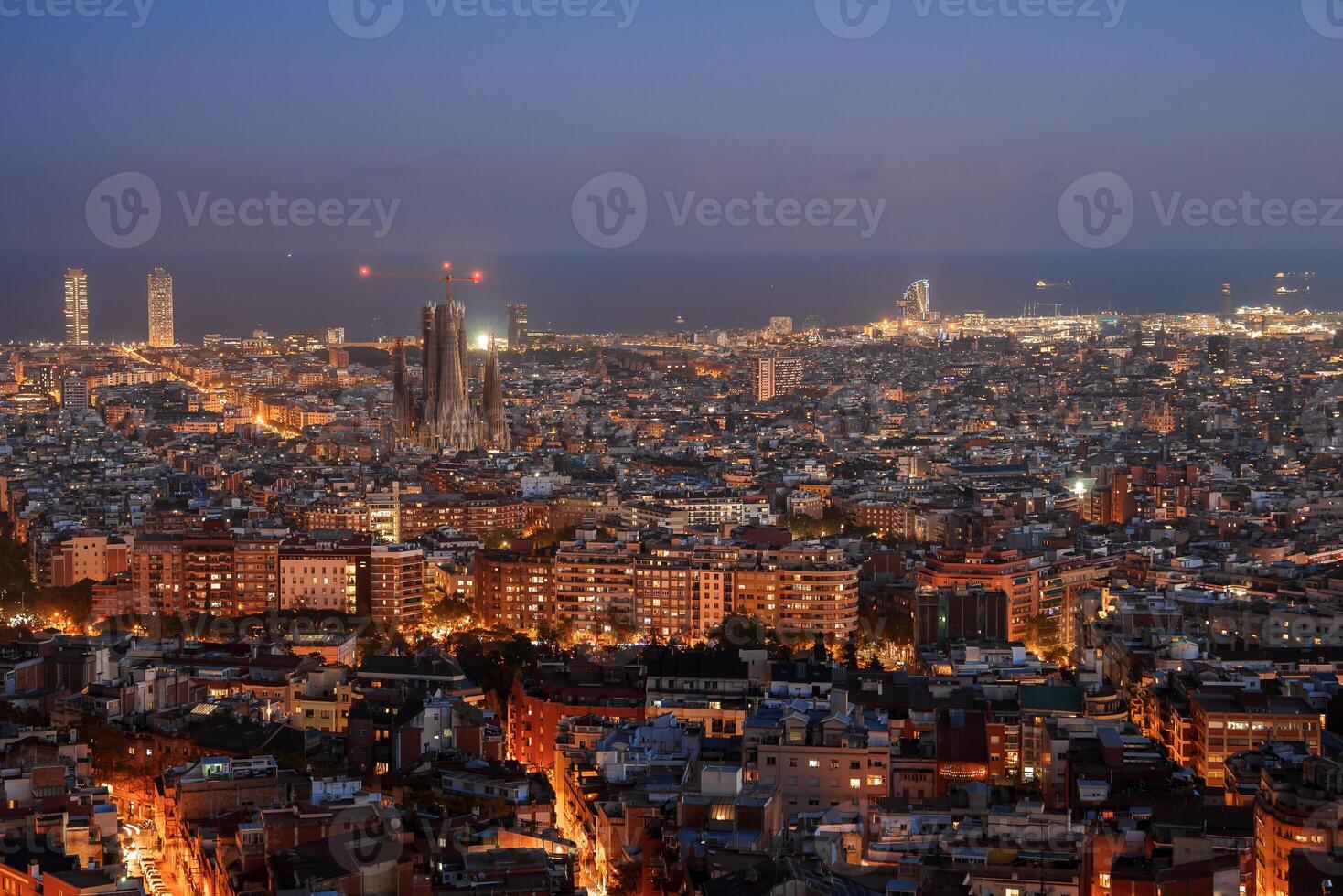 skymning panorama av barcelona med sagrada familia och skyskrapor foto