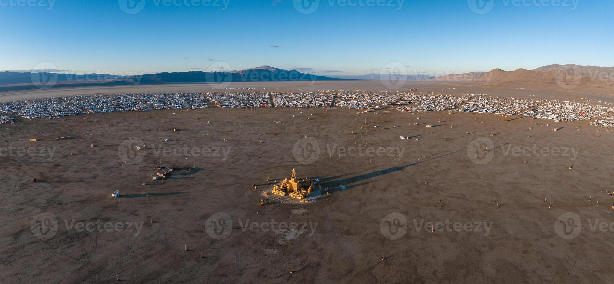 antenn se av de brinnande man festival i nevada öken. svart sten stad från ovan. foto