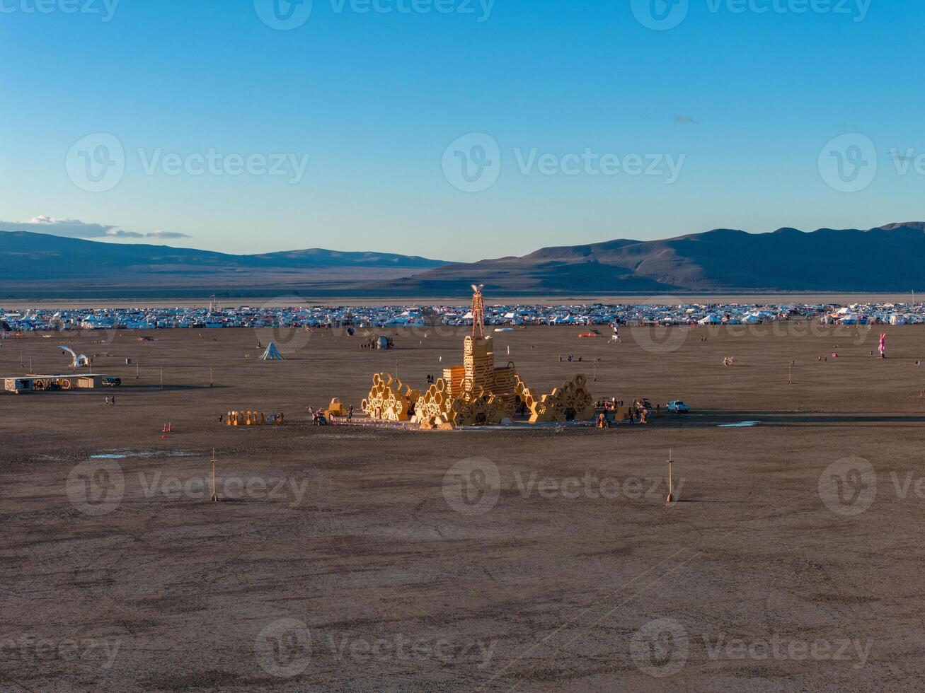 antenn se av de brinnande man festival i nevada öken. svart sten stad från ovan. foto