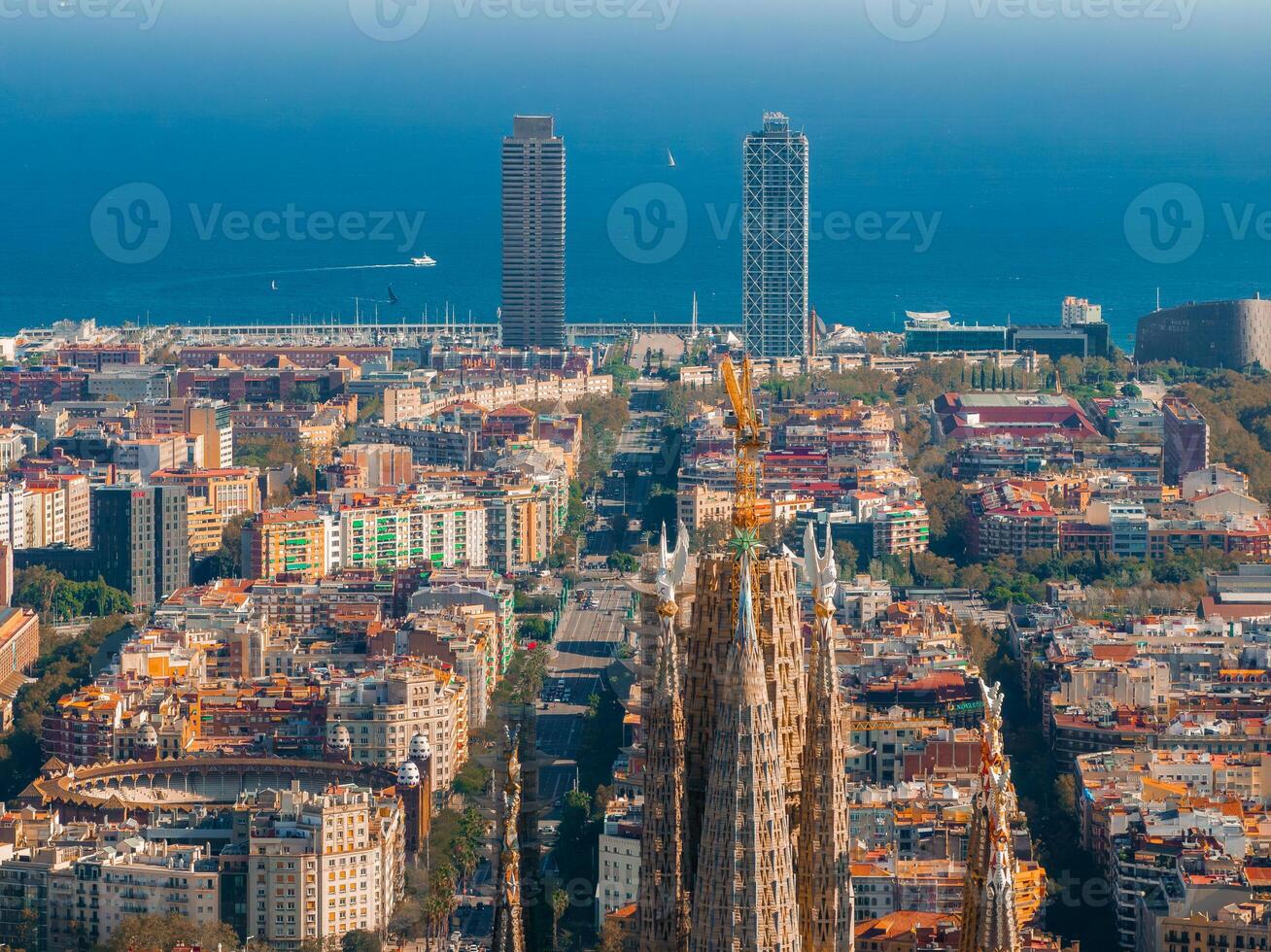 antenn se av barcelona stad horisont på solnedgång. foto