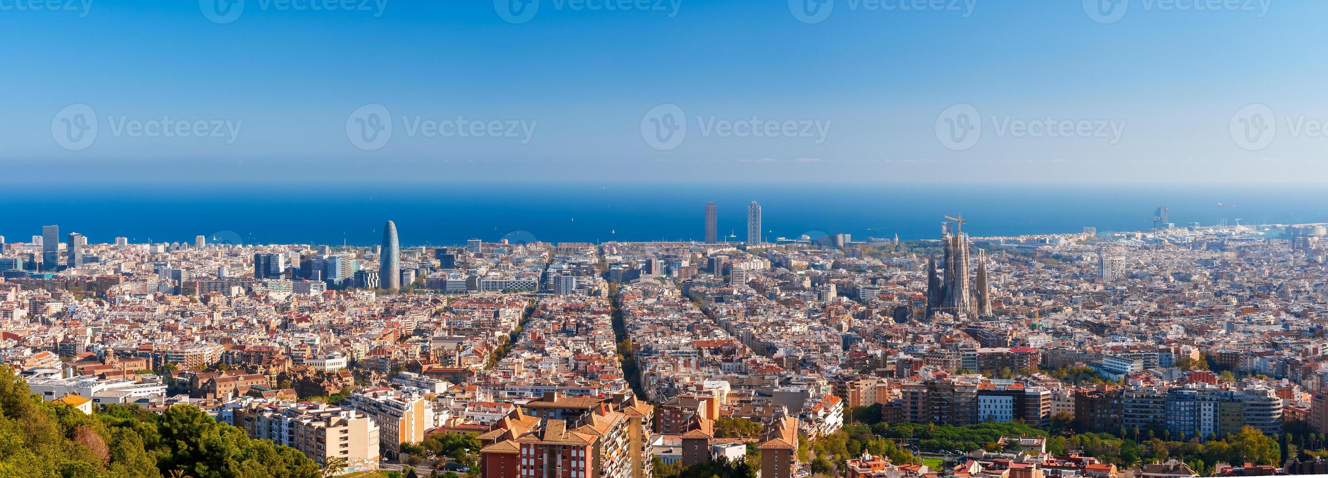 expansiv panorama- se av barcelonas rutnät layout förbi de kust, Spanien foto