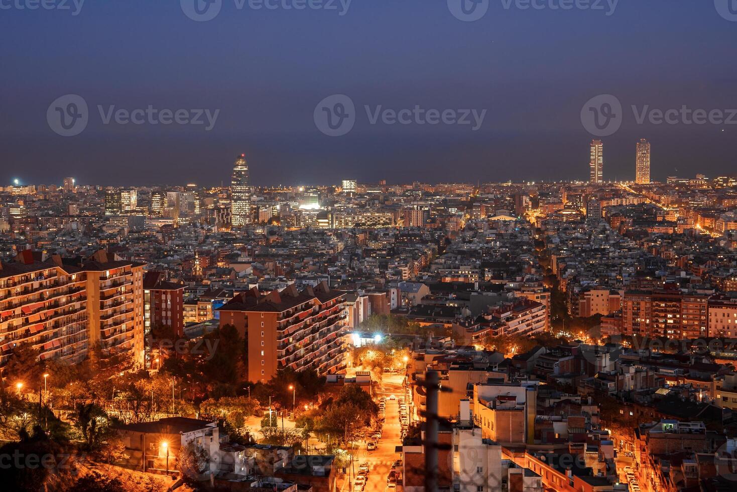 skymning panorama av barcelonas upplyst horisont och landmärken foto