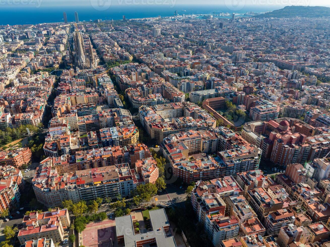 antenn se av barcelona stad horisont och sagrada familia katedral på solnedgång foto