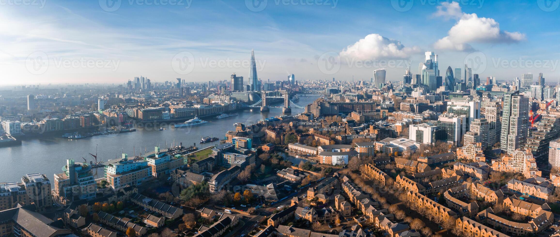 antenn se av de ikoniska torn bro ansluter london med southwark foto