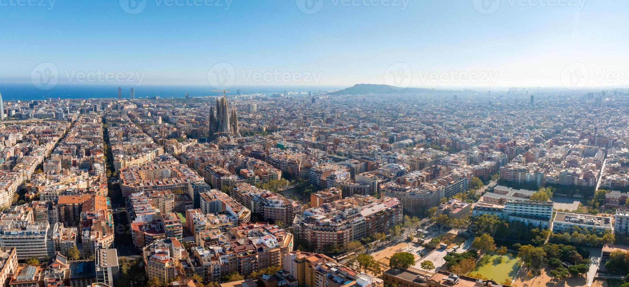 antenn se av barcelona stad horisont och sagrada familia katedral på solnedgång foto