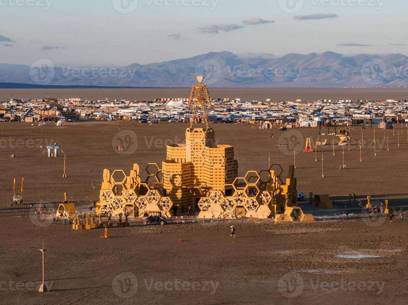 antenn se av de brinnande man festival i nevada öken. svart sten stad från ovan. foto