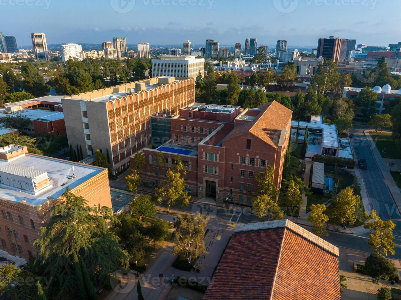 antenn se av amerikan universitet campus med traditionell och modern arkitektur på soluppgång foto