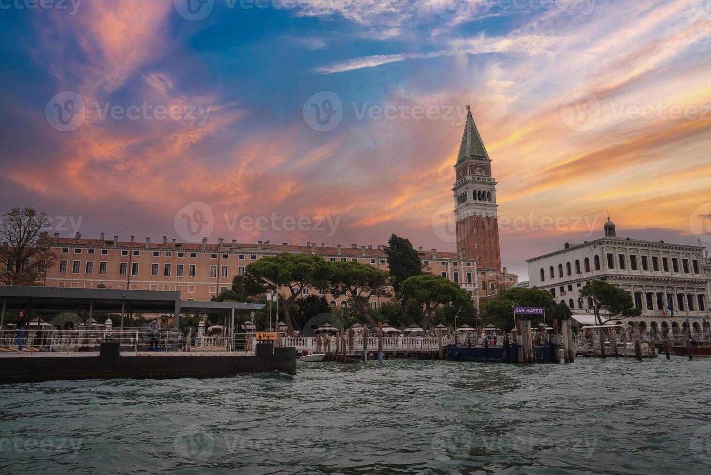 ikoniska Venedig stadsbild se från vatten med gondoler - dagtid romantisk atmosfär foto