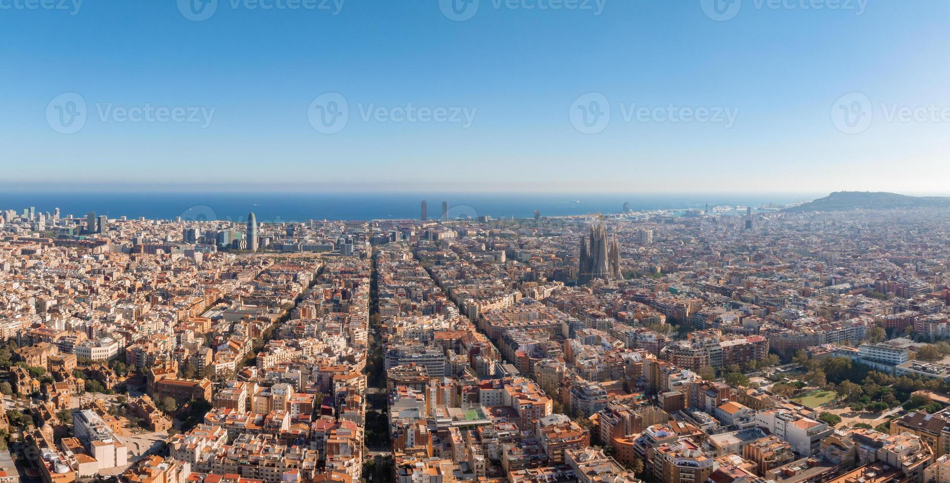 antenn se av barcelona stad horisont och sagrada familia katedral på solnedgång foto