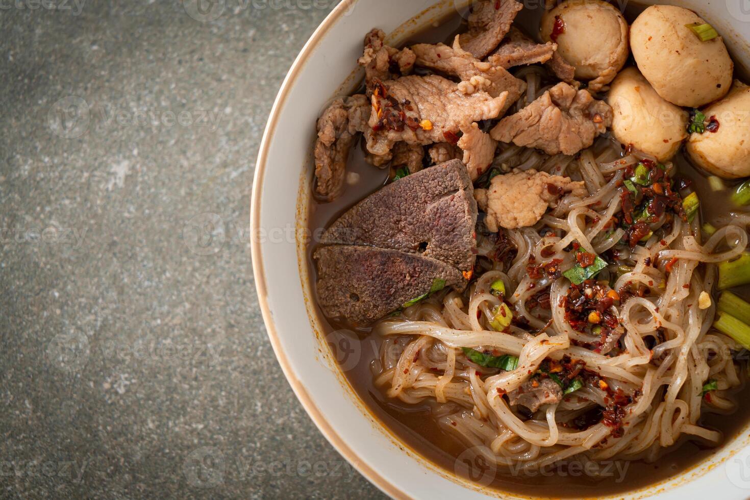 thai nudel med fläsk, stuvad fläsk, köttbulle och fläsklever i blodsoppa foto