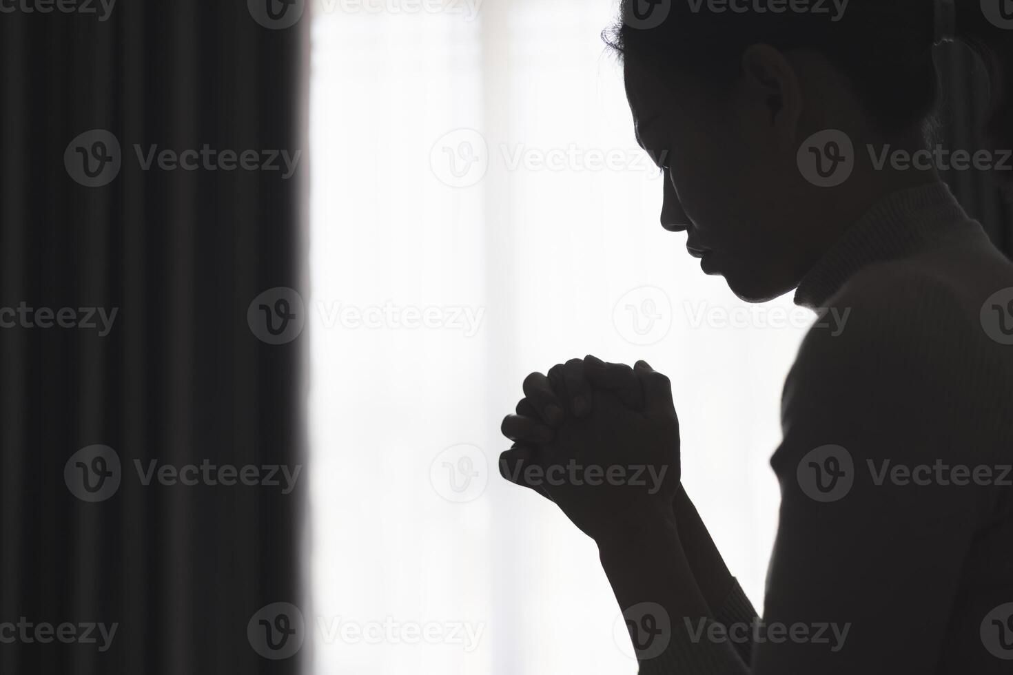 silhuett av en person bön- till Gud och helig saker, religiös begrepp, tro och tro, religiös. foto
