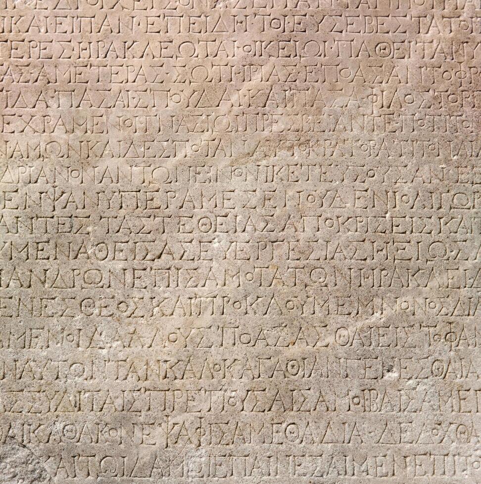 fragment av en marmor platta från chersonesos, crimea, med en ristade text i gammal grekisk handla om de ambassad i rom foto