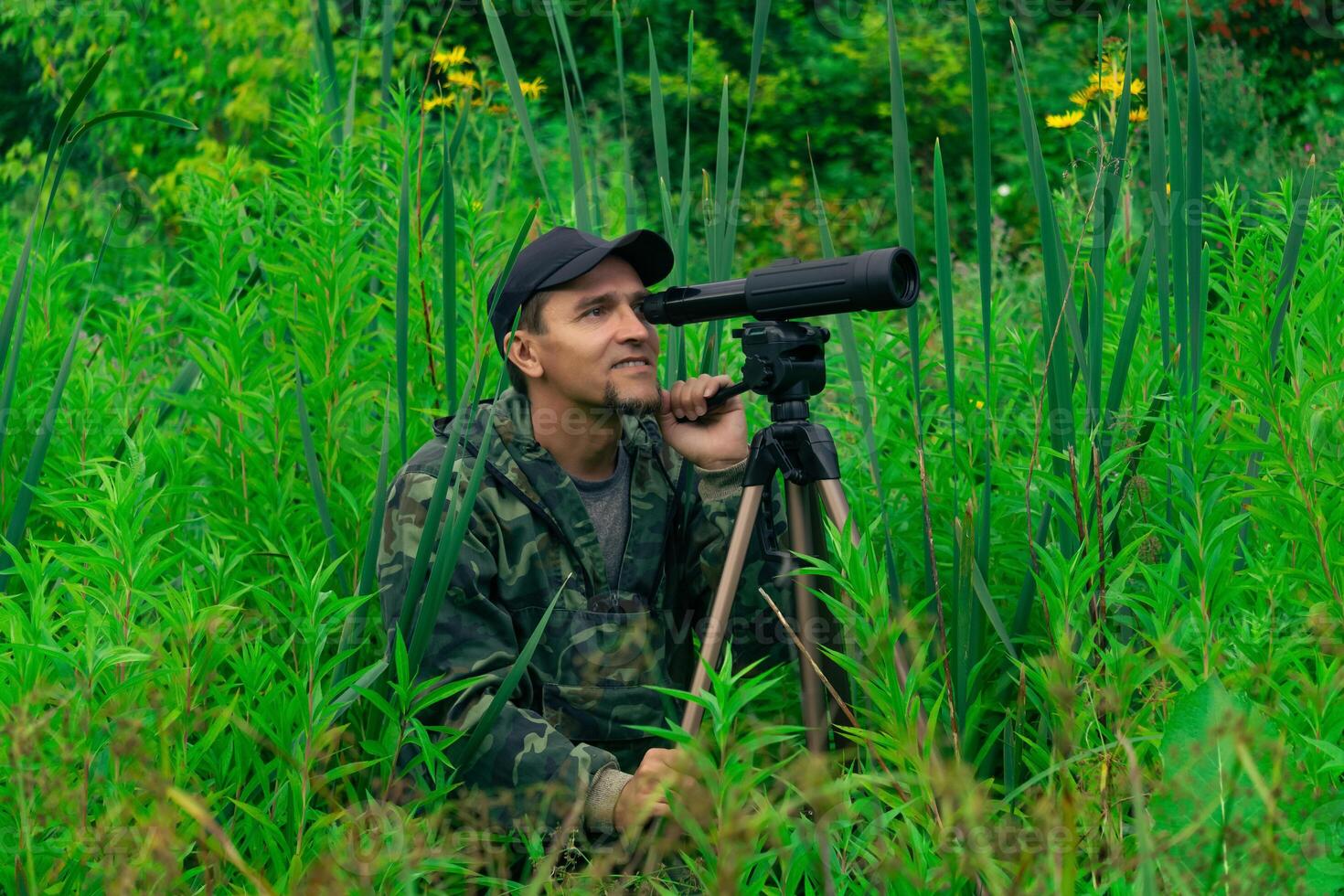 manlig explorer gör observationer i de vild med en spotting omfattning foto