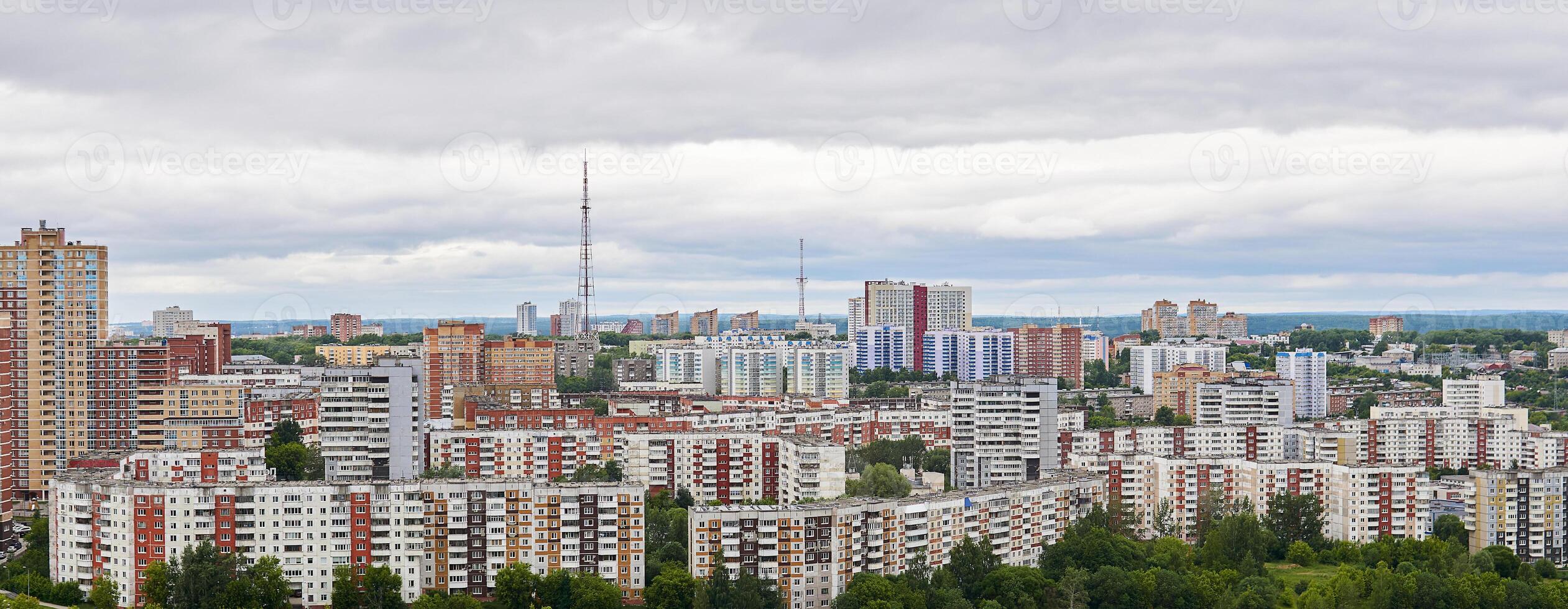 stadsbild med flera våningar bostads- områden och TV torn, topp se foto