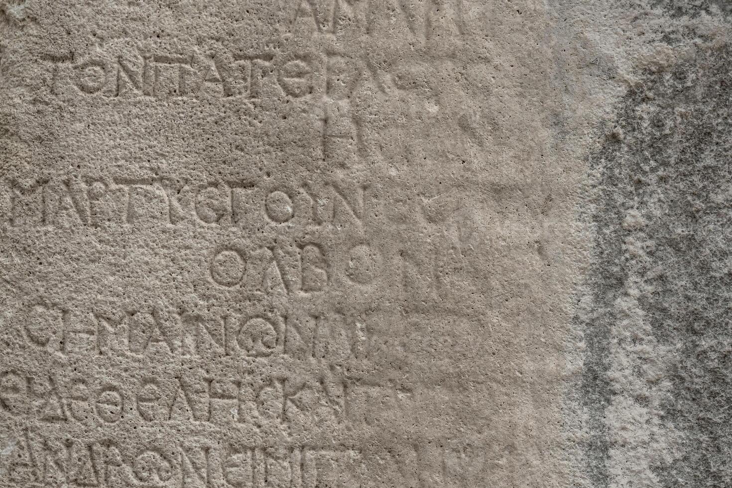 nästan raderas gammal grekisk inskrift på de sten foto