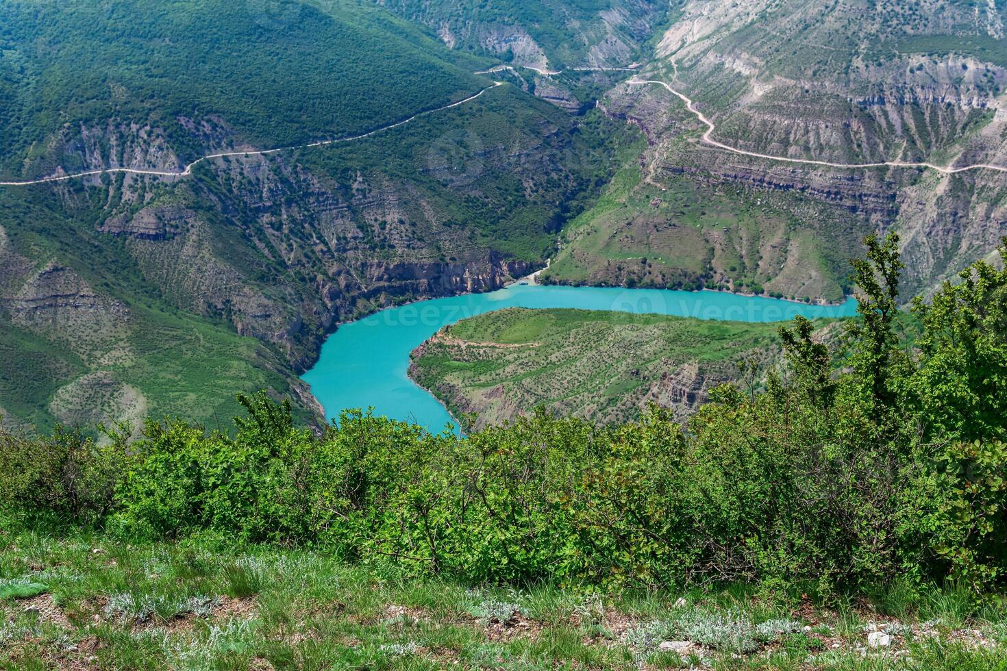 berg landskap, se av de djup kanjon med blå vatten, dal av de sulak flod i dagestan foto