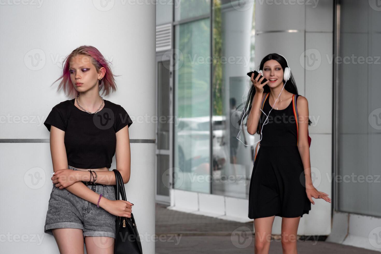 Tonårs flickor på stad gata foto