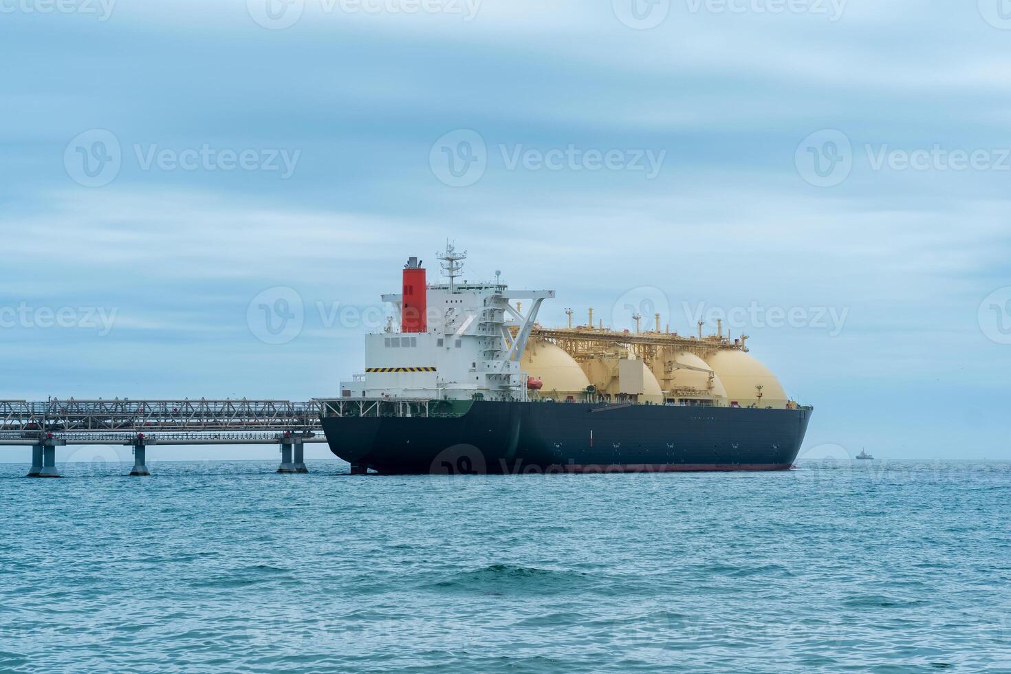 kondenserad naturlig gas tankfartyg under läser in på ett lng offshore terminal foto