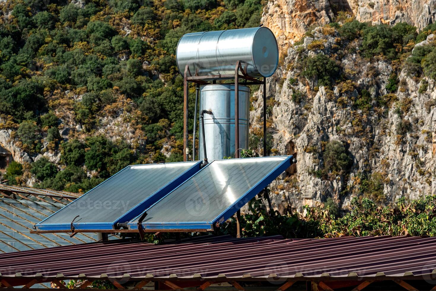 sol- termisk vatten uppvärmning samlare på de tak av de hus foto