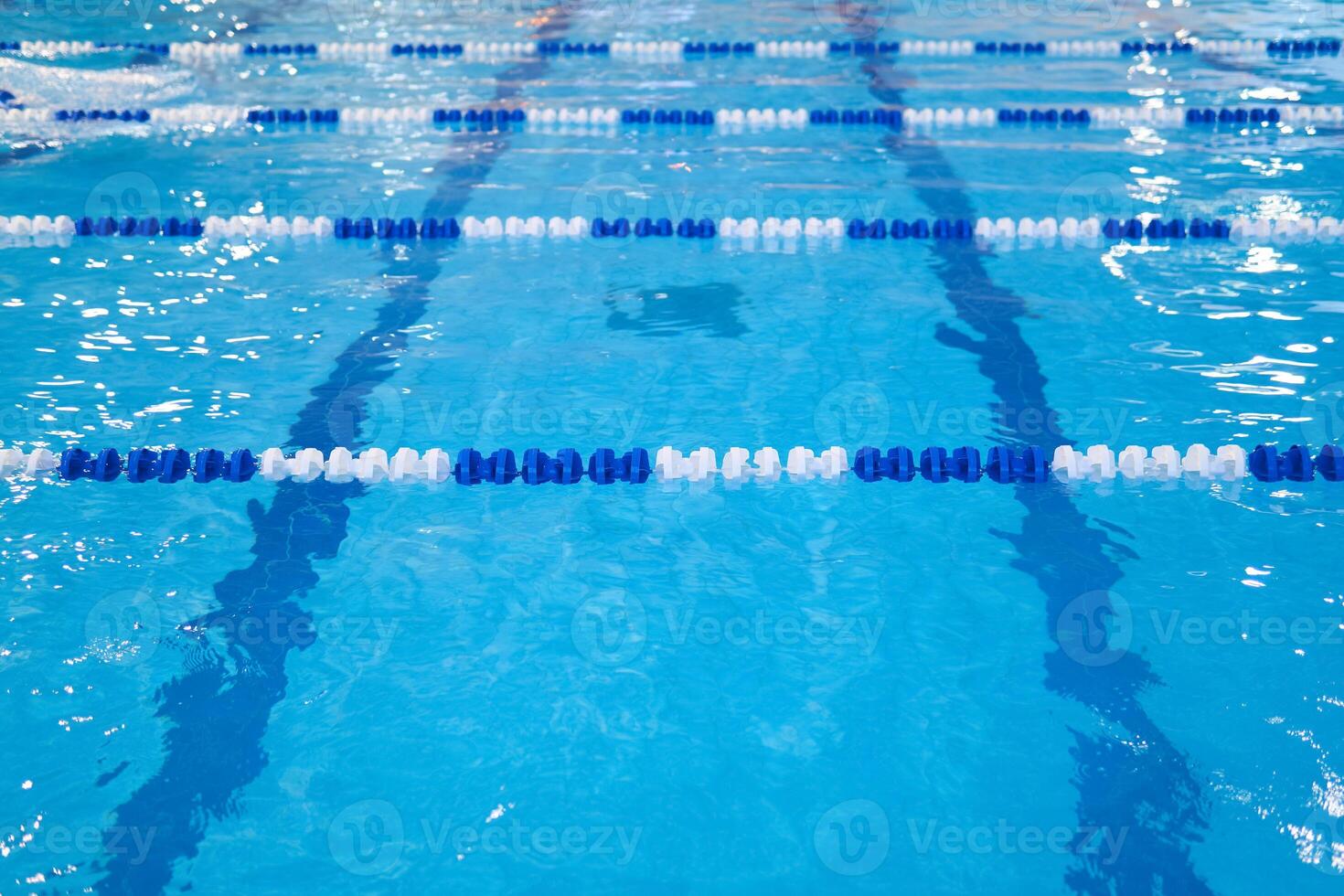 fragment av de konkurrens slå samman med blå vatten och markant simning lanes foto