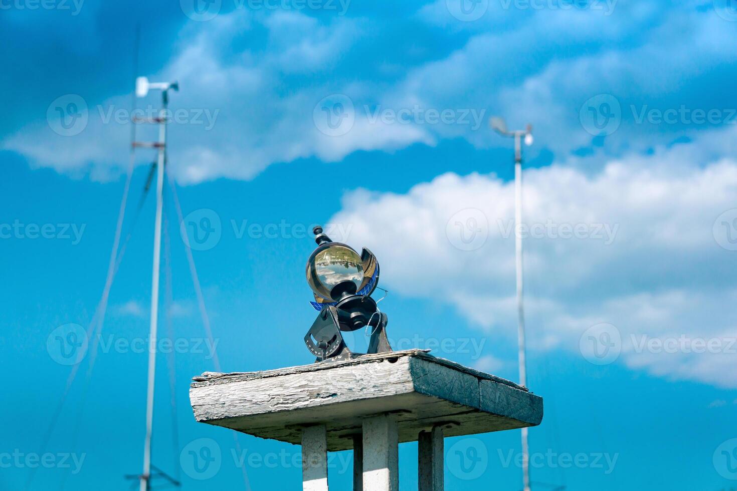 sfärisk meteorologiska solsken inspelare heliograf på de väder station mot de himmel foto