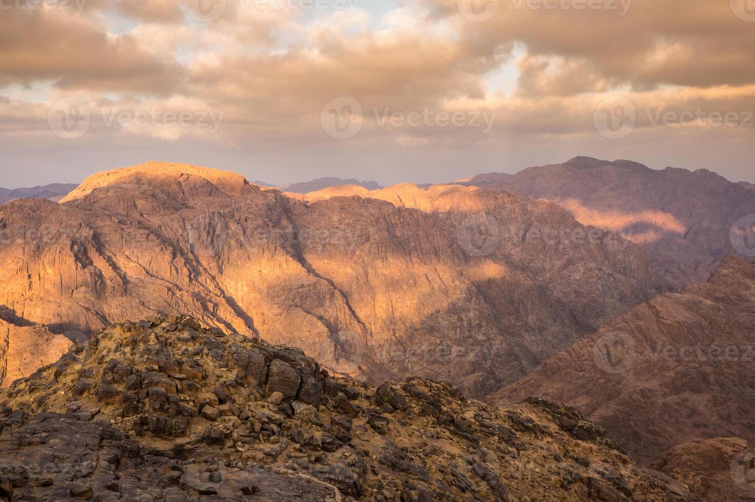 de skön egyptisk sinai halvö med gul sand, öken, platåer och hög och magnifik berg, som är belägen på de gränser med palestina och gaza, som innehåller de suez kanal foto