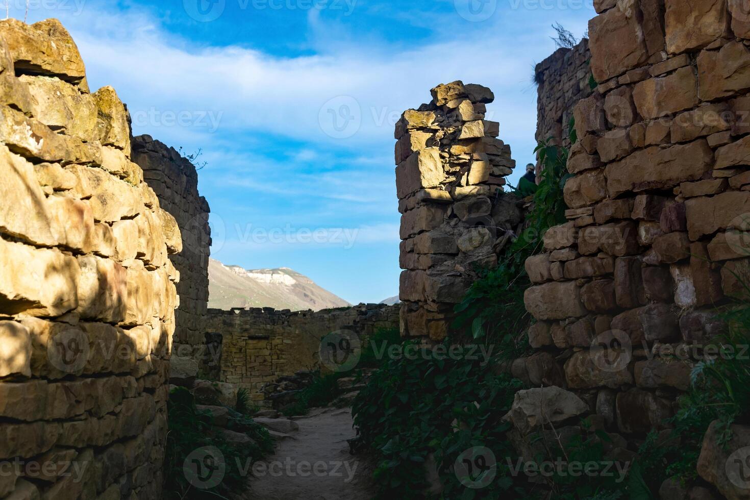 före detta gata bland de ruiner i de övergiven berg by av gamsutl i dagestan foto