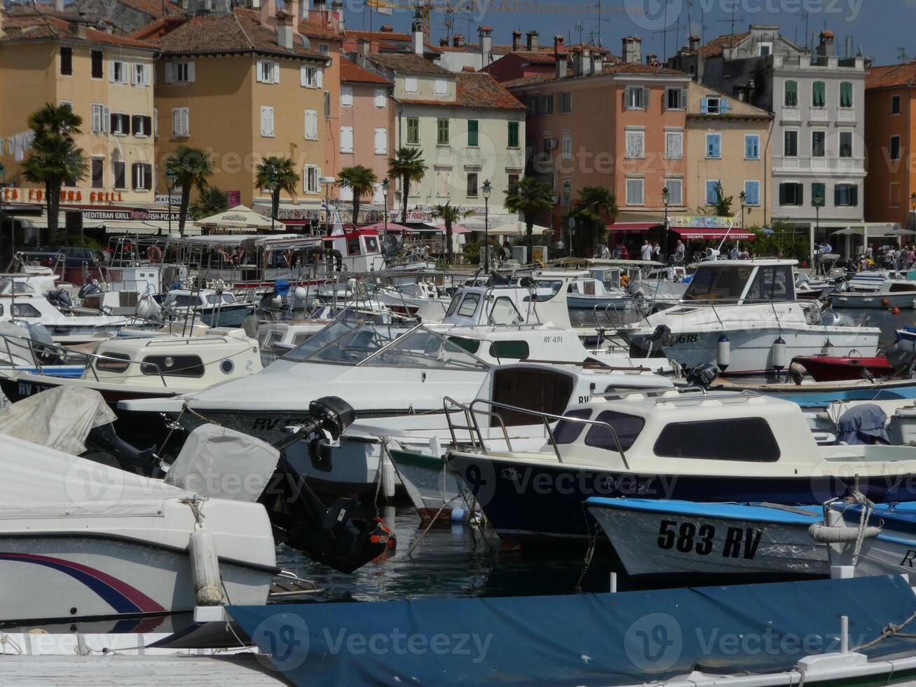 båtar i hamn på rovinj, kroatien. foto
