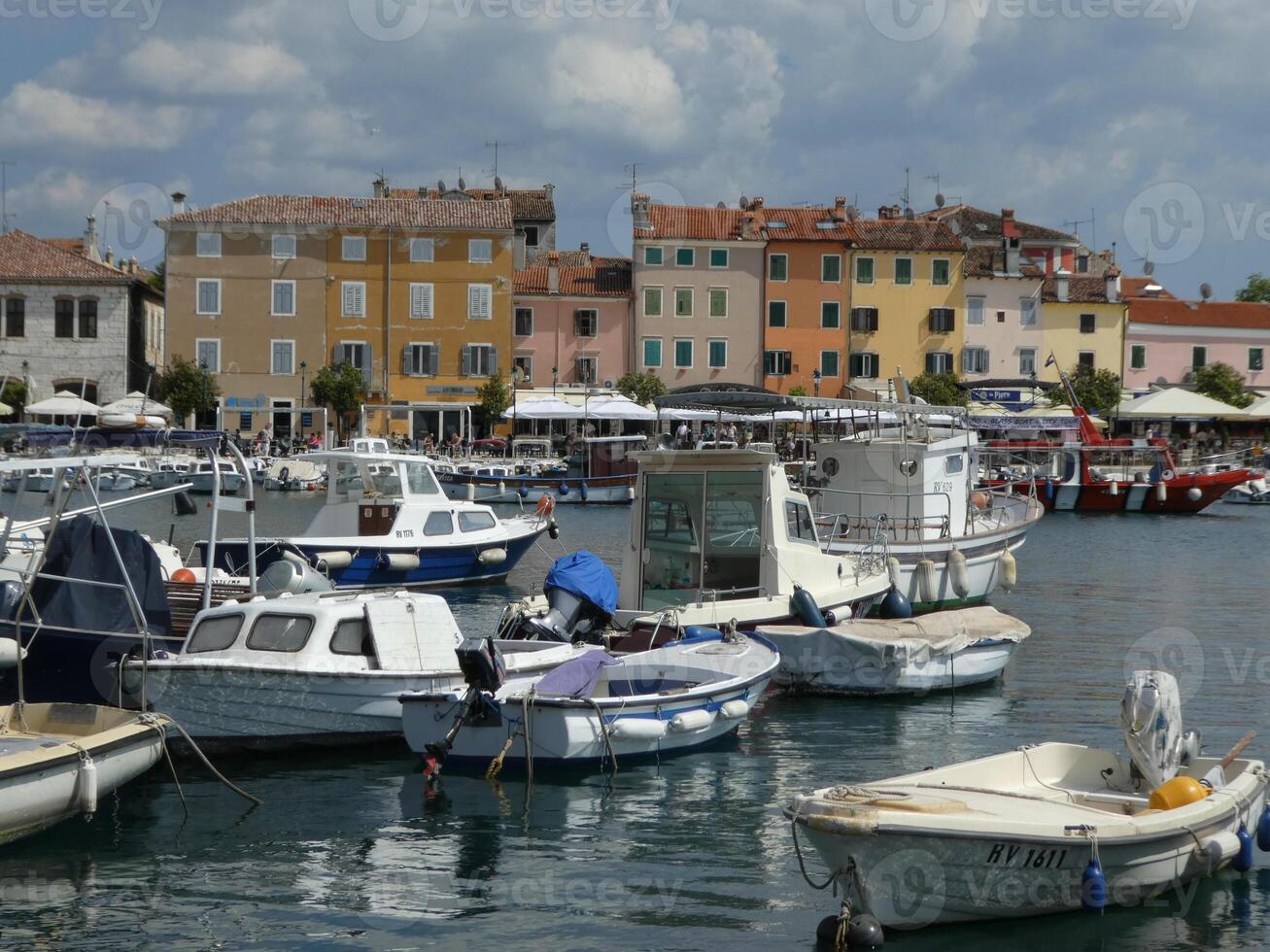 båtar i hamn på rovinj, kroatien. foto