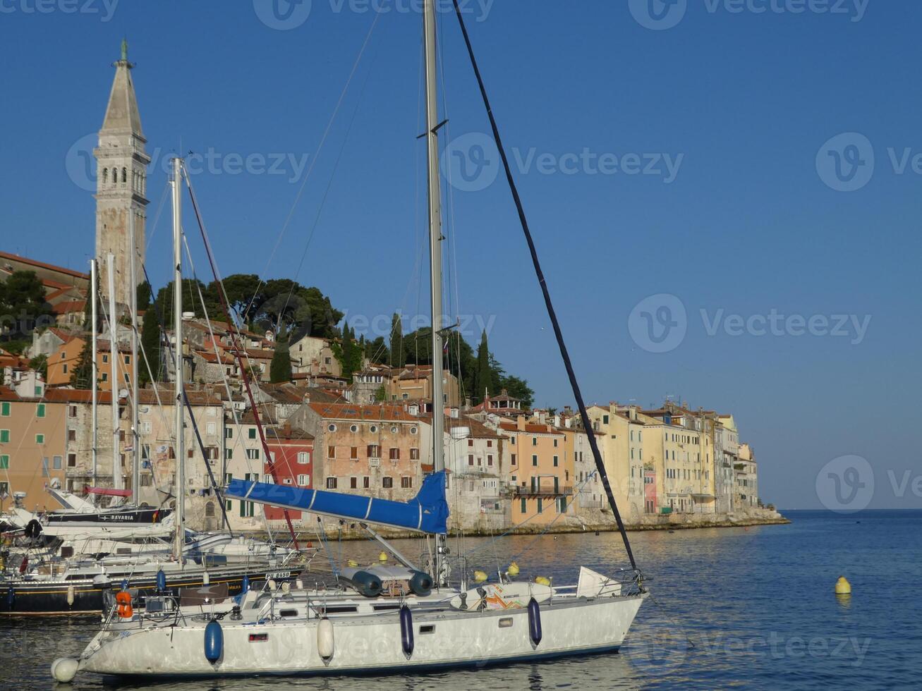 båtar i hamn på rovinj, kroatien. foto