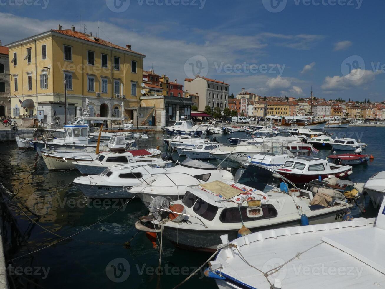 båtar i hamn på rovinj, kroatien. foto