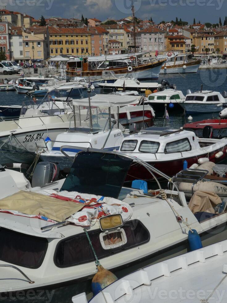 båtar i hamn på rovinj, kroatien. foto