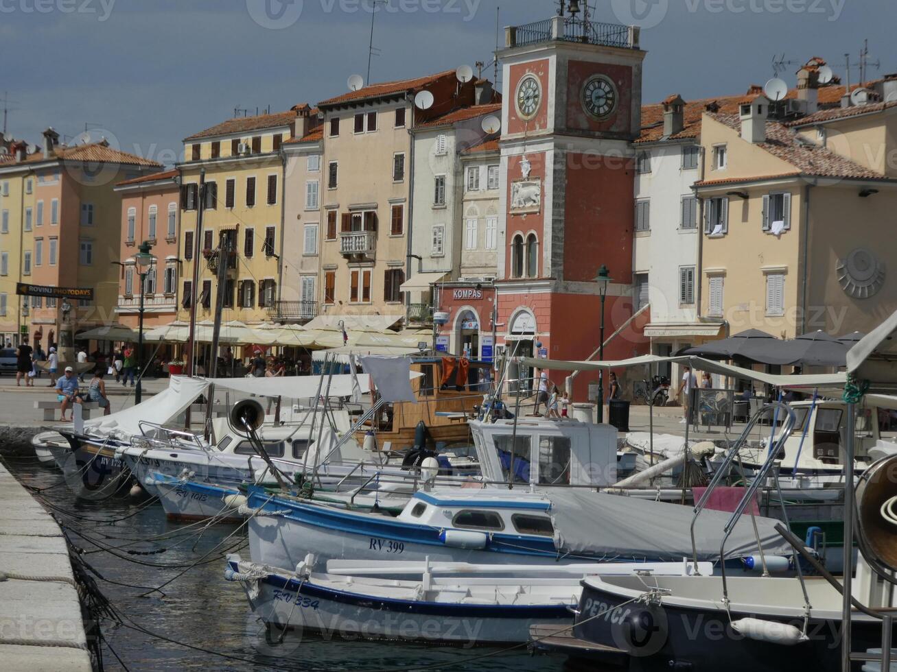 båtar i hamn på rovinj, kroatien. foto