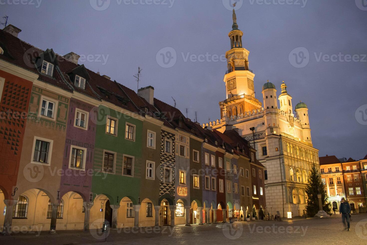 ett kväll bild av de stad Centrum av poznan i polen. foto