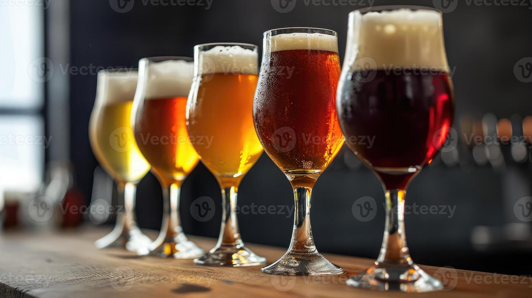 ai genererad glasögon med annorlunda sorterar av hantverk öl på trä- bar. kran öl i halvliter glasögon anordnad i en rad. närbild av fem glasögon av annorlunda typer av förslag öl foto