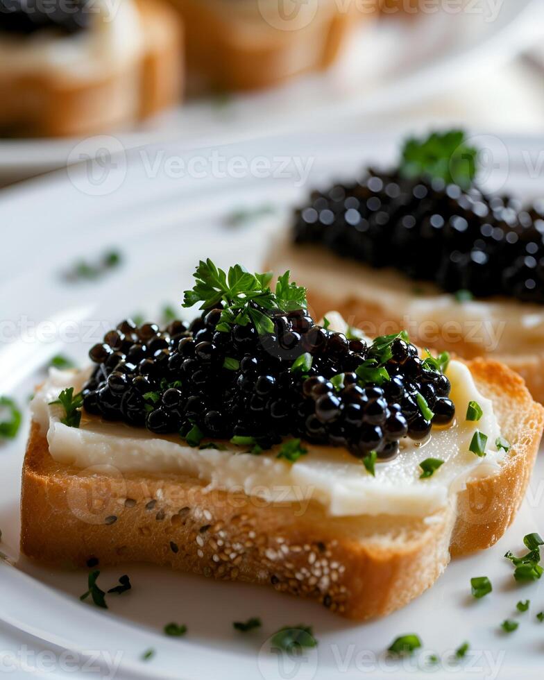 ai genererad smörgåsar kaviar på vit tallrik, Foto för de restaurang meny