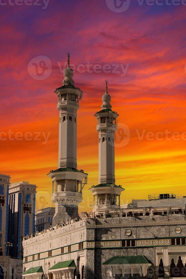de minareter av de meckan kaaba. solnedgång filtrera foto