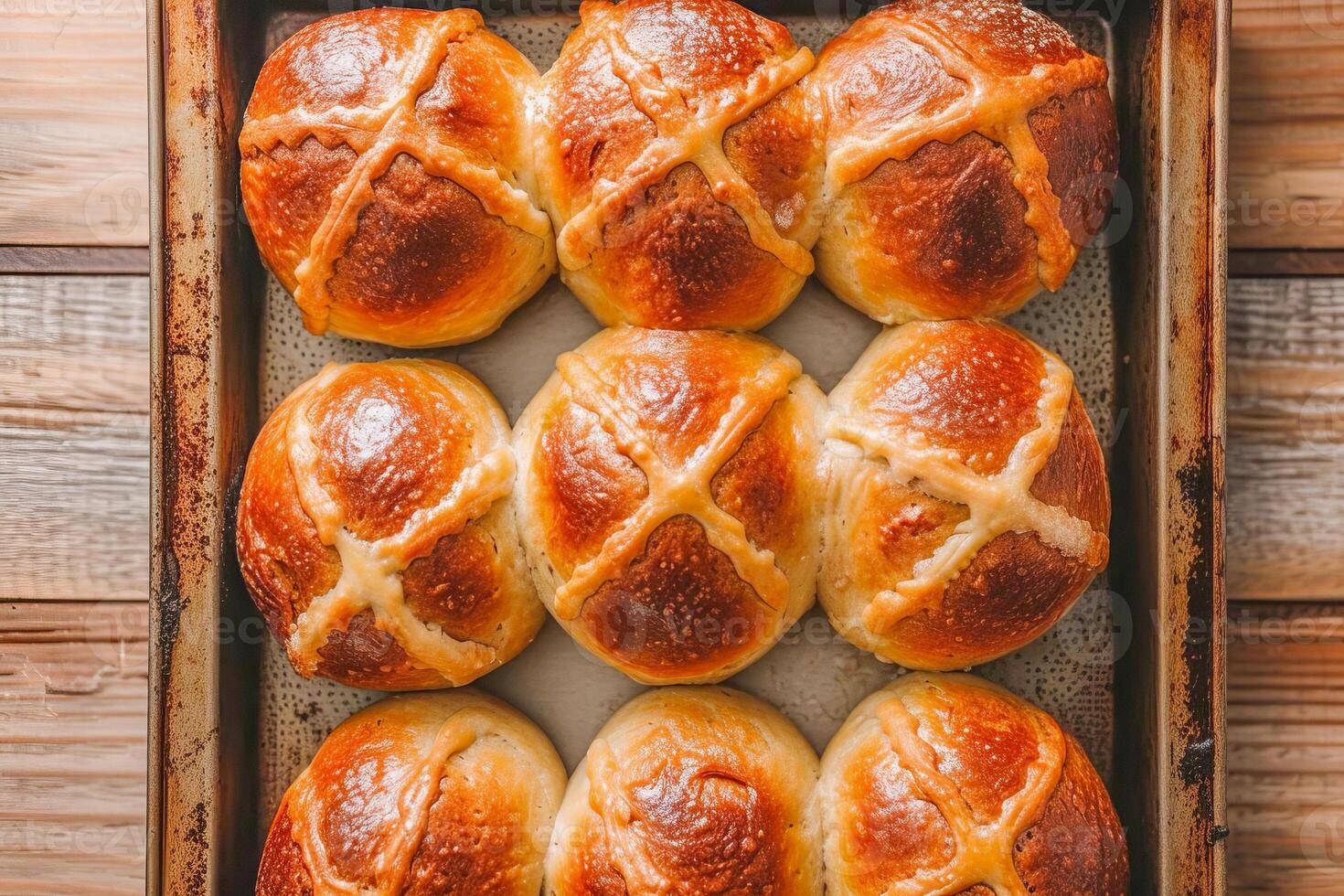 ai genererad traditionell påsk varm korsa bullar på en bakning bricka. ai genererad. foto