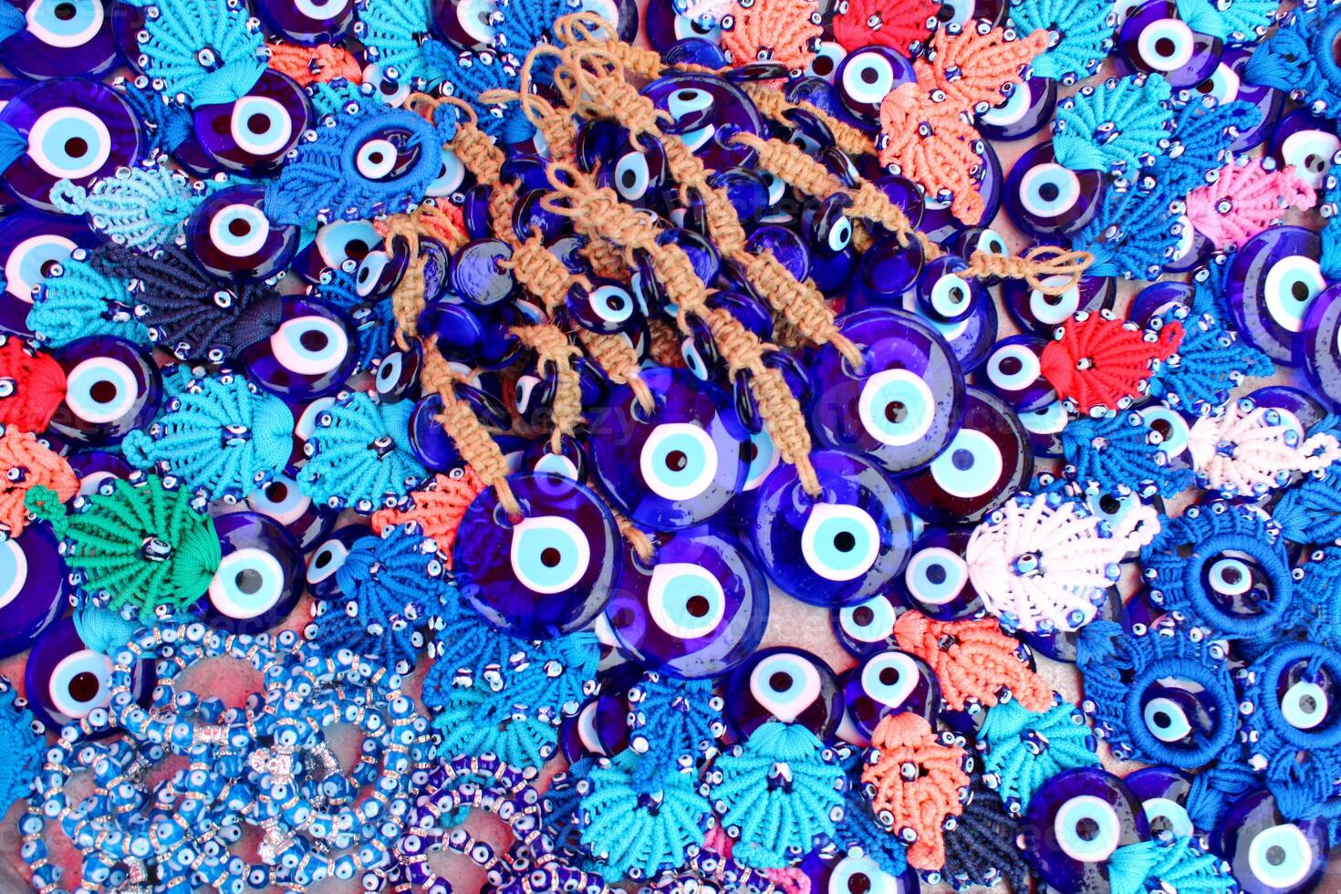 turkiska ondska öga pärla. blå färgad amulett. vidskepelse foto