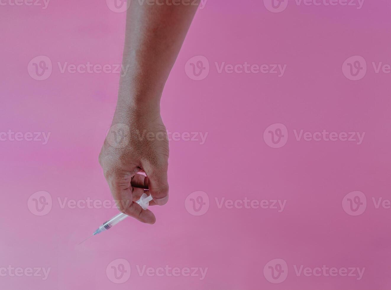 spruta, medicinsk injektion i hand, medicin plast vaccination Utrustning med nål isolerat på rosa bakgrund. foto